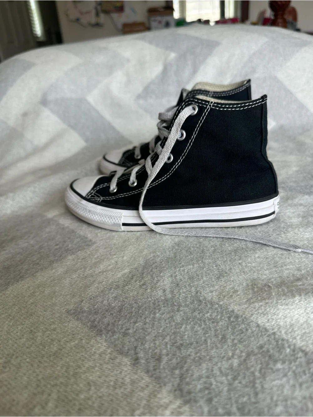 Converse Kids size 1 Classic Chuck Taylor High Top